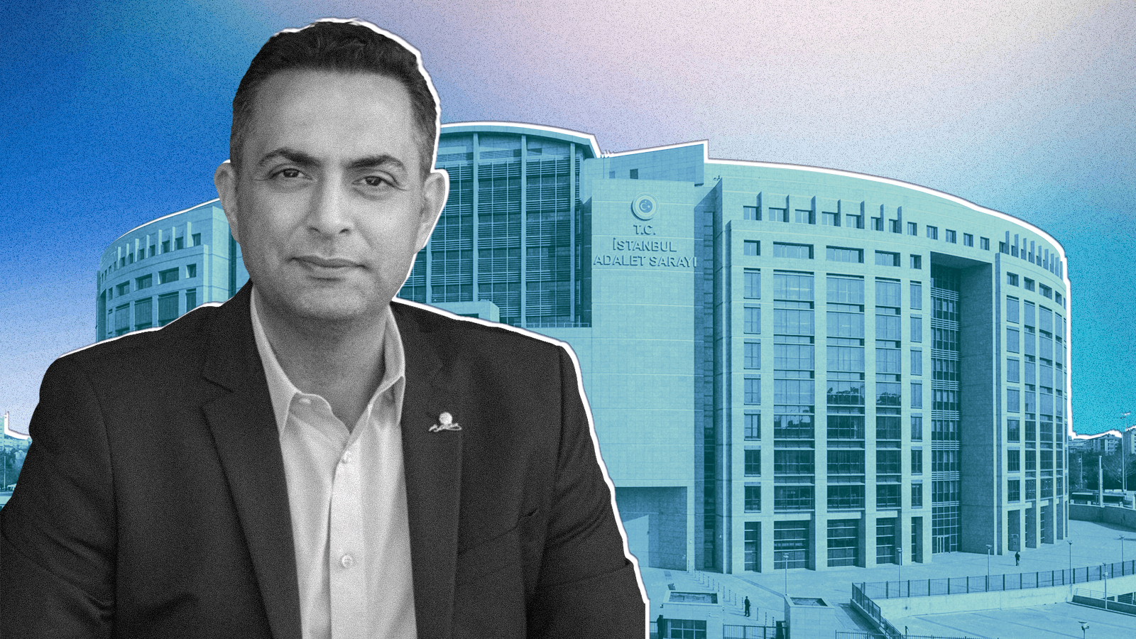 Elleri kelepçelenmiş kişinin elle tutulan kelepçelerin yakın plan görüntüsü.