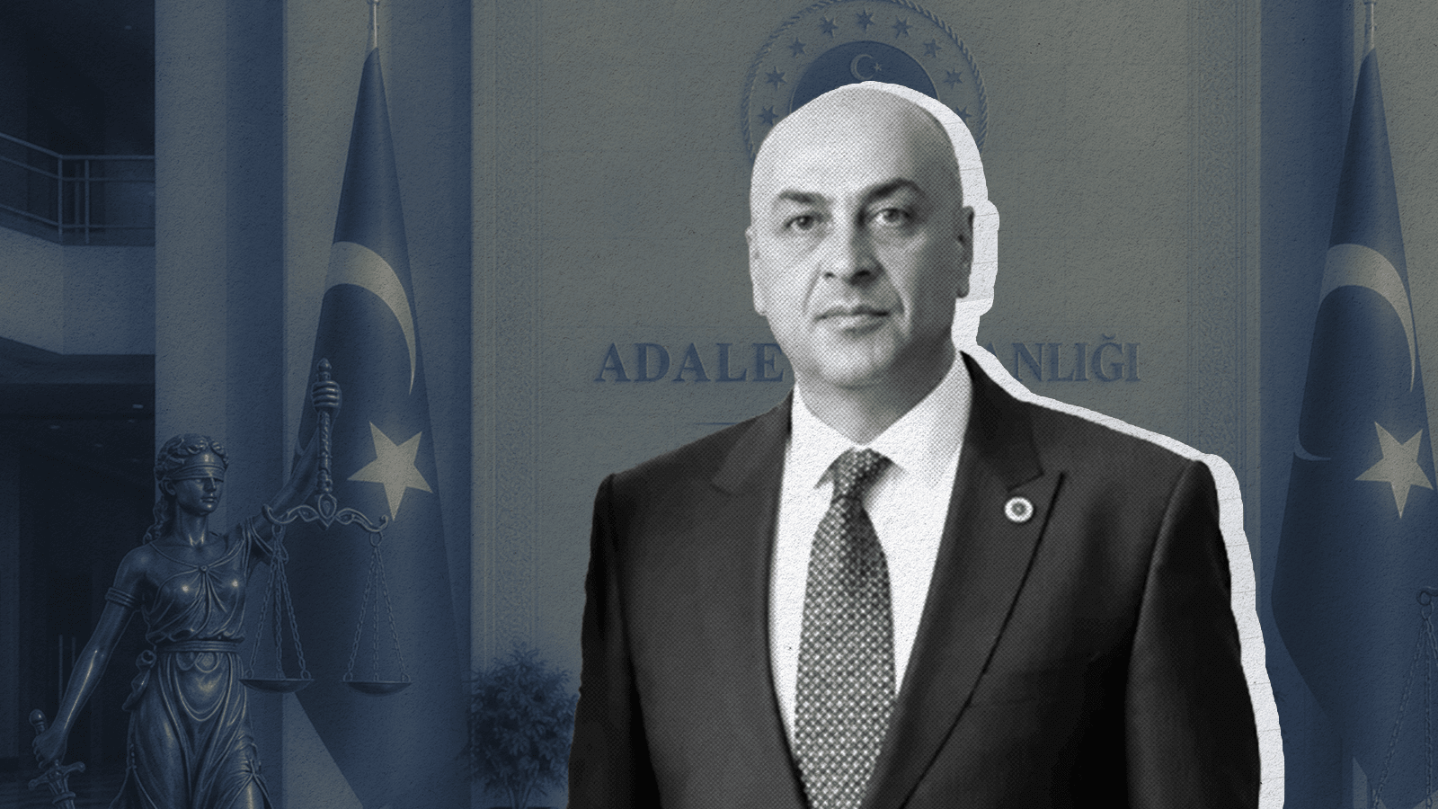 Hakim masasında ahşap çekiç ve hukuk kitabı, arka planda avukat oturuyor.